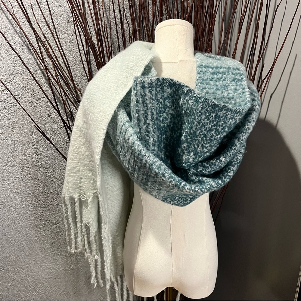 🌺MER SEA PLUSH GREEN AND WHITE OVERSIZED SHAWL SCARF 🌺